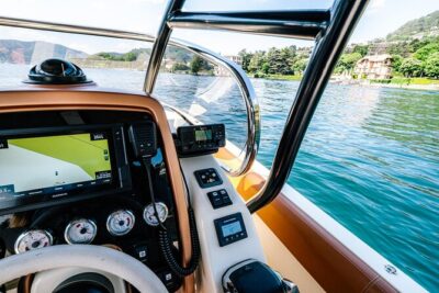 1H Luxury Cruise Como Lake Tender Yacht Invictus 9 Pax - Getting to the start: Como pier and a smooth handoff