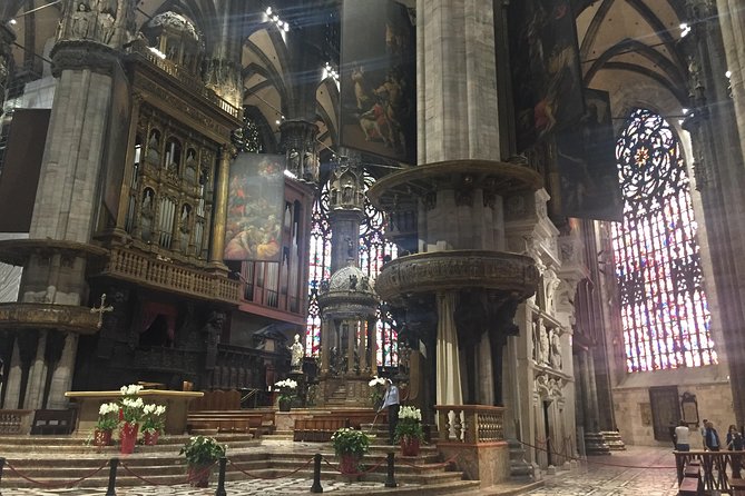 2-hours Duomo of Milan guided experience with entrance tickets - Inside the Duomo: details that click with the right route