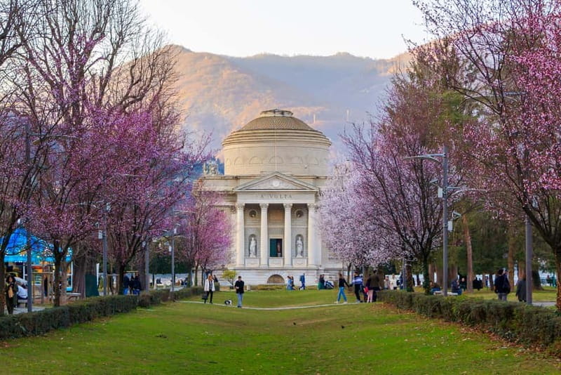 From Milan: Como, Lugano, Bellagio with Private Lake Cruise - The exclusive Lake Como cruise: villas you can spot from the water