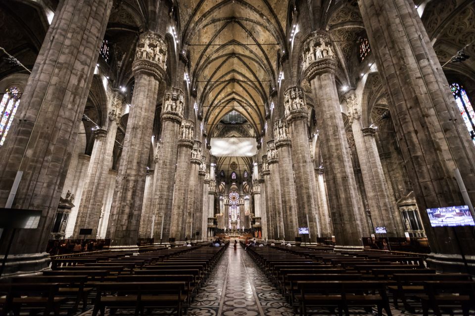 Milan Duomo and Rooftop 2-Hour Guided Tour - Crowds, cameras, and enjoying the roof without losing your mind