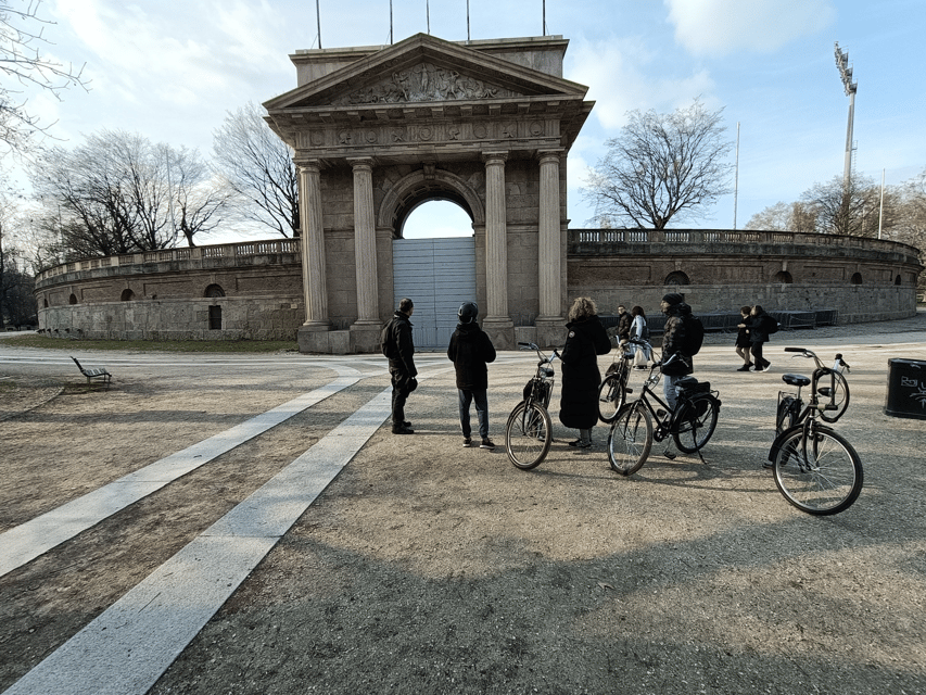 Milan: Guided Bike Tour - La Scala Square, Galleria Vittorio Emanuele, and Duomo Square