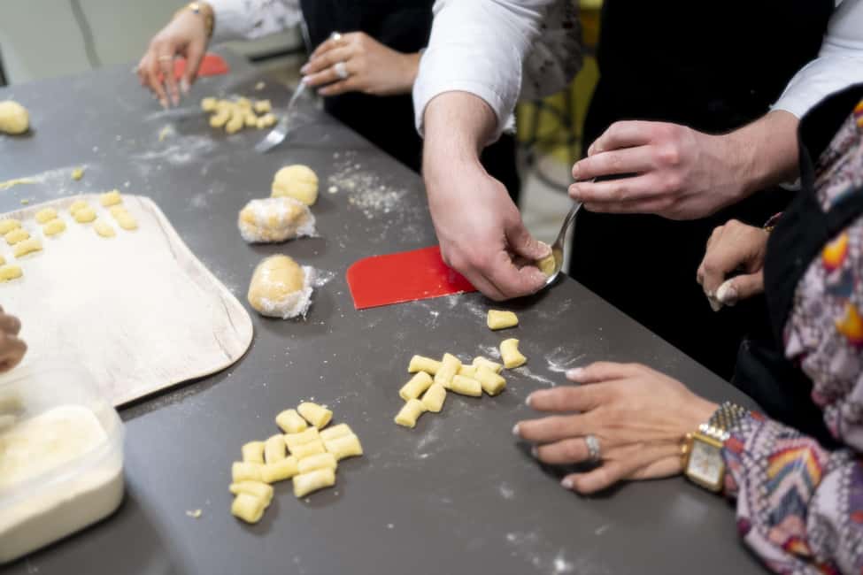 Milan: Pasta, Gnocchi and Tiramisù Cooking Class with Wine - Getting there: Via Lodovico Settala and the easy metro approach