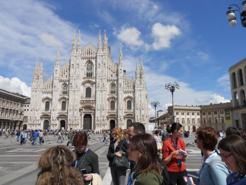 Milan: Private or Shared Essential Walking Tour - Guide style and languages: how you’ll experience the walk