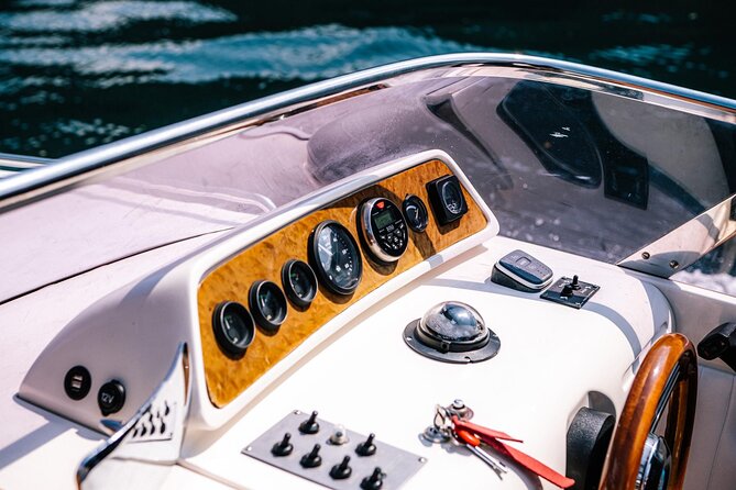 Private Cruise on Lake Como with Luxury Motorboat from 1H to 4H - Finding the Boat at Como’s Bar Lario Pier (Lungo Lario Trieste 26)